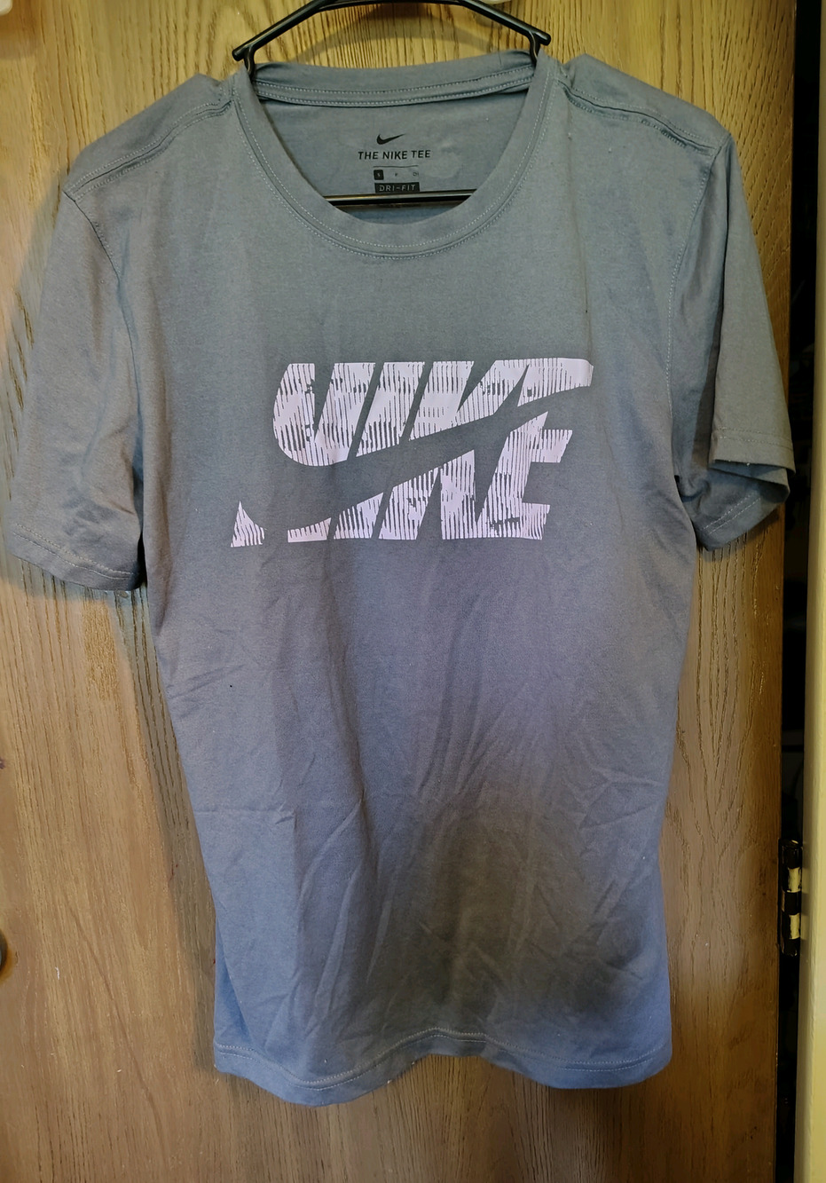 The Nike Tee Dri-FIT Men's Grey Graphic T-Shirt Pink Wordmark Logo swoosh Size S